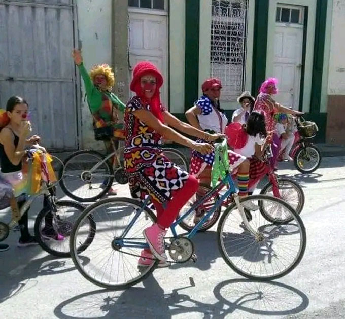 En bici los payasos para alegrar a los barrios En bici los payasos para alegrar a los barrios