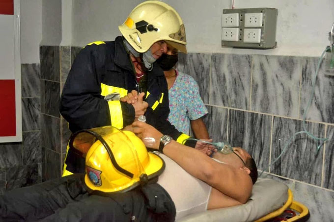Continúan esfuerzos por sofocar gran incendio en Matanzas, Cuba Continúan esfuerzos por sofocar gran incendio en Matanzas, Cuba
