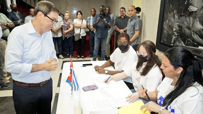 Misiones cubanas en el exterior refrendan Código de las Familias