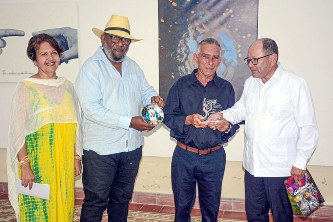 Premio a la excelencia literaria para un poeta manzanillero Premio a la excelencia literaria para un poeta manzanillero