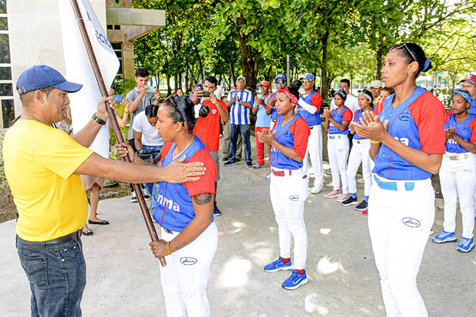 Abanderan equipo de Granma a la final nacional de béisbol (F) Abanderan equipo de Granma a la final nacional de béisbol (F)
