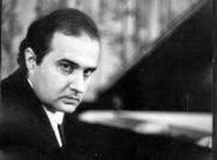 Érase un hombre a un piano pegado