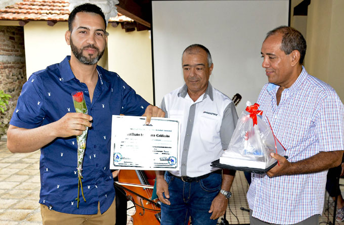 Realizan primera graduación de escuela-taller