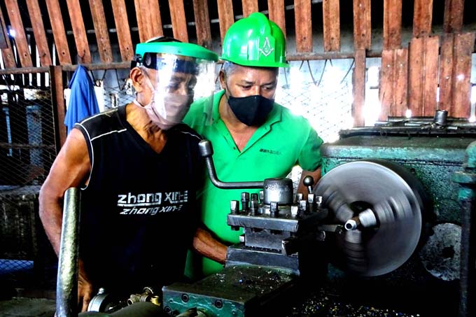 Trabajan para iniciar la zafra azucarera en Granma Trabajan para iniciar la zafra azucarera en Granma