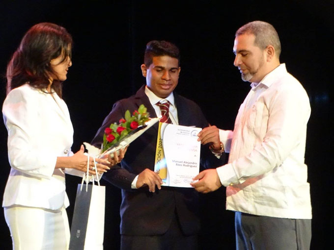 Reconocen a nuevos graduados de la Universidad de Granma