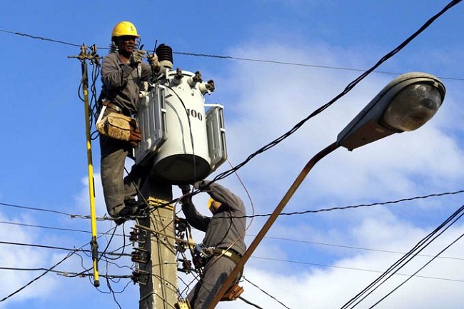 Destacan labor de trabajadores eléctricos en medio de un complejo 2022