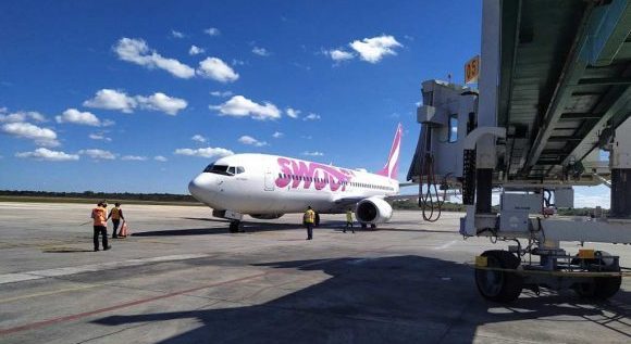 Con 160 pasajeros arriba a Cuba el primer de la aerolínea canadiense Swoop