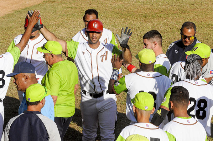 Agricultores noquean a Tabacaleros en semifinal de Liga Élite