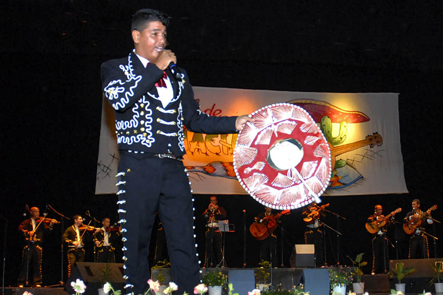 ¡Qué suene el guitarrón, chaparrito! ¡Qué suene el guitarrón, chaparrito!