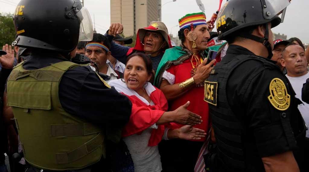Tensa jornada de protesta en capital de Perú tras muertes Tensa jornada de protesta en capital de Perú tras muertes