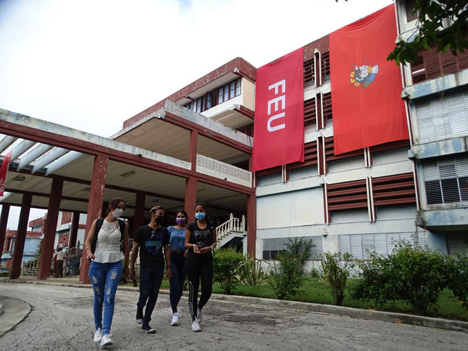 Inicia curso escolar para universitarios de años continuantes