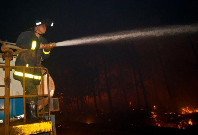 Fuerte batalla en Pinares de Mayarí para contener el incendio forestal Fuerte batalla en Pinares de Mayarí para contener el incendio forestal