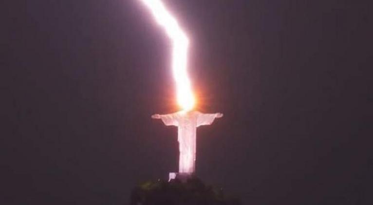 Rayo impacta en el monumento al Cristo Redentor, en Río de Janeiro Rayo impacta en el monumento al Cristo Redentor, en Río de Janeiro