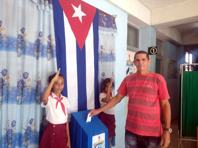 Pioneras orgullosas de custodiar las urnas