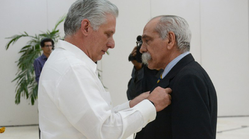 Condecora presidente cubano a Héroes del Trabajo de la República (+Fotos)