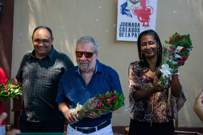 Honran a ilustre granmense merecedor de la réplica del machete de Máximo Gómez Honran a ilustre granmense merecedor de la réplica del machete de Máximo Gómez