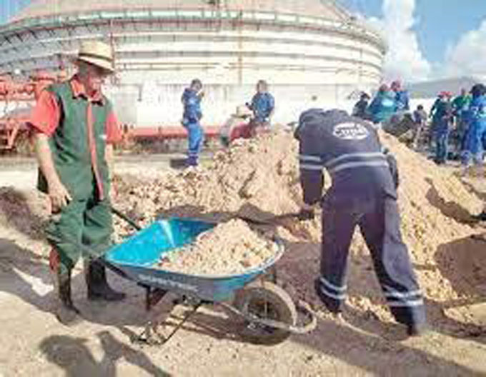 Avanza montaje de tanque de combustible en Base de Supertanqueros