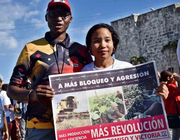 Jóvenes reclaman en caravana cese del bloqueo (+fotos)