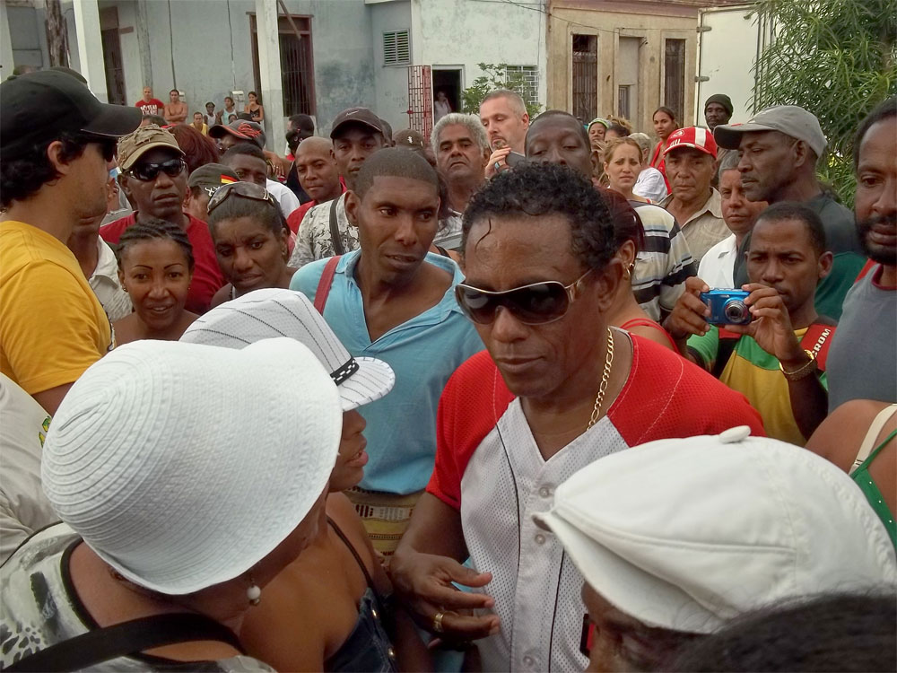 De fiesta el son cubano que hoy es su día De fiesta el son cubano que hoy es su día