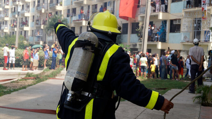 Otro instante para reconocer a los bomberos Otro instante para reconocer a los bomberos