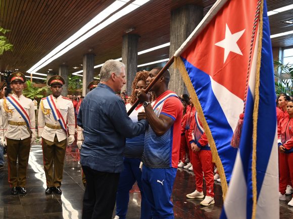 Díaz-Canel preside abanderamiento de delegación cubana que participará en los Juegos Centroamericanos y del Caribe Díaz-Canel preside abanderamiento de delegación cubana que participará en los Juegos Centroamericanos y del Caribe