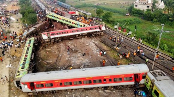 Tragedia ferroviaria en la India deja cerca de 300 fallecidos y varios cientos de heridos Tragedia ferroviaria en la India deja cerca de 300 fallecidos y varios cientos de heridos