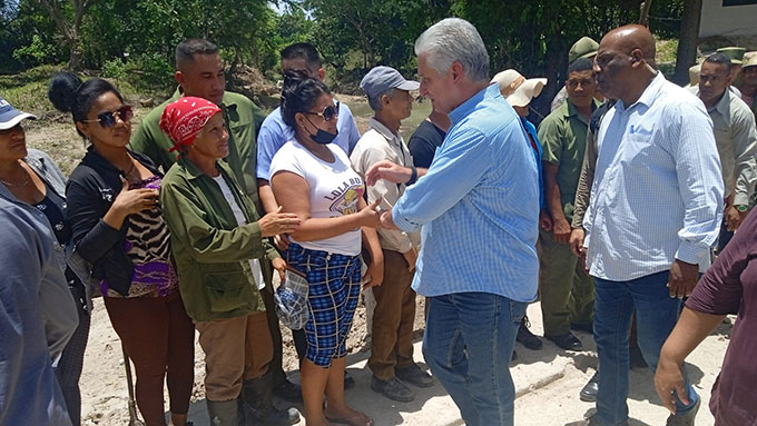 Intercambia Díaz-Canel con afectados por intensas lluvias en Granma Intercambia Díaz-Canel con afectados por intensas lluvias en Granma