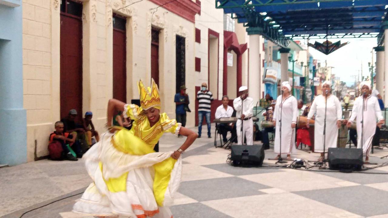 Toque de tambor por el Ballet folclórico de Granma