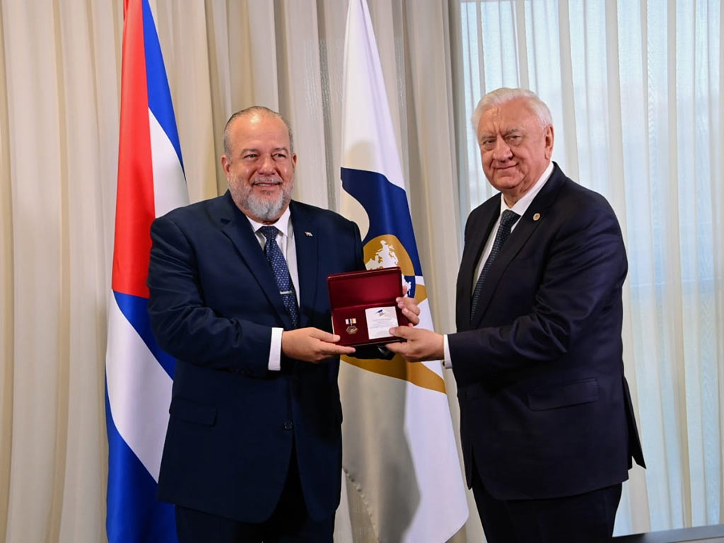 Conceden a primer ministro de Cuba insignia de Comisión Euroasiática