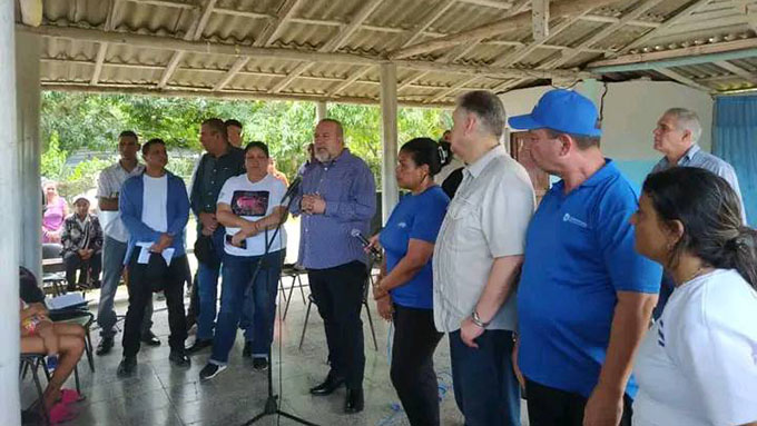 Intercambió Primer Ministro con damnificados en Manzanillo Intercambió Primer Ministro con damnificados en Manzanillo