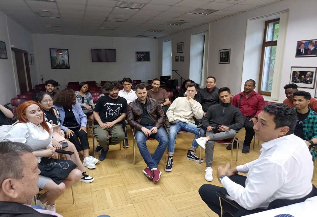 Ministros cubanos intercambian con estudiantes en Moscú (+Foto) Ministros cubanos intercambian con estudiantes en Moscú (+Foto)