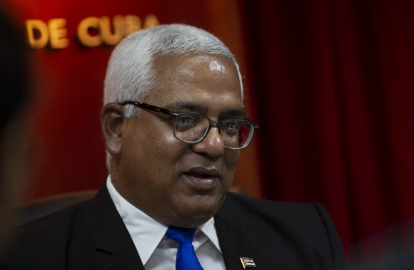 Ministro de Justicia de Cuba realiza visita a Laos