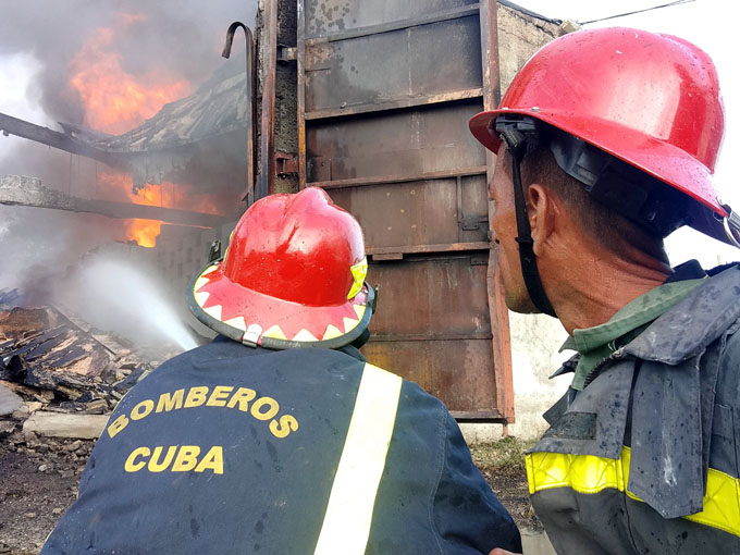 Extinguen incendio en astillero de Manzanillo