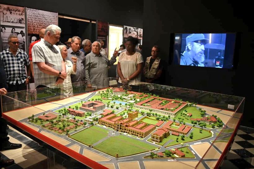 Visita presidente cubano antiguo Cuartel Moncada en Santiago de Cuba