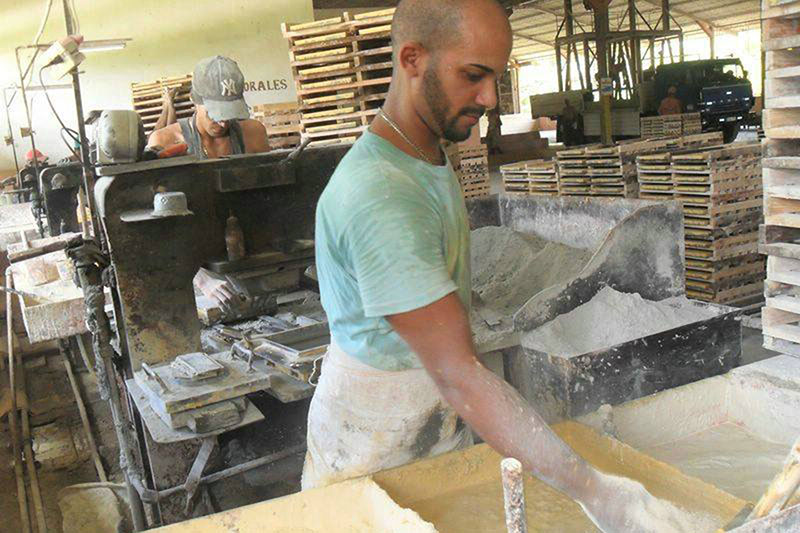 Recibirán trabajadores de la fábrica de mosaicos de Jiguaní trofeo Con todos la victoria