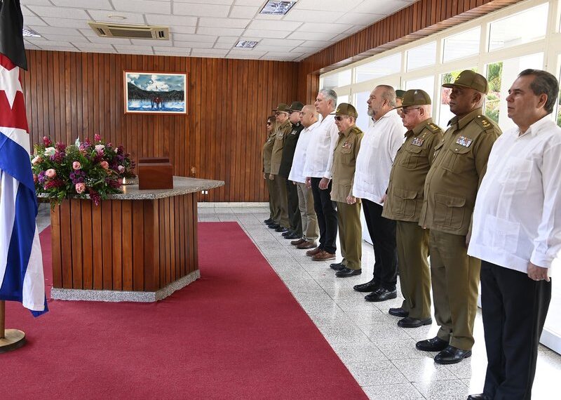 Preside Raúl Castro inhumación de restos de altos oficiales de Cuba