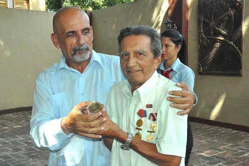 Entregan Moneda aniversario 60 de la UPEC a periodistas granmenses (+ fotos)