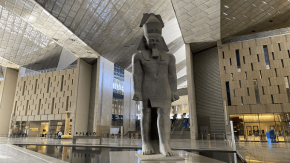 Autoridades suizas devuelven a Egipto fragmento robado de estatua de Ramsés II