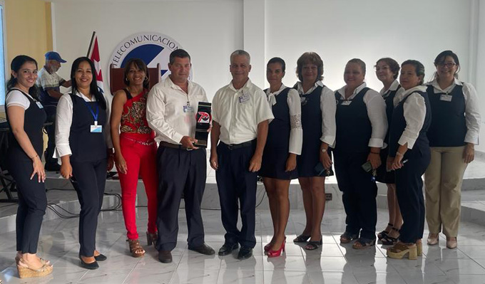Reconocen a Etecsa con el sello 70 Aniversario Reconocen a Etecsa con el sello 70 Aniversario