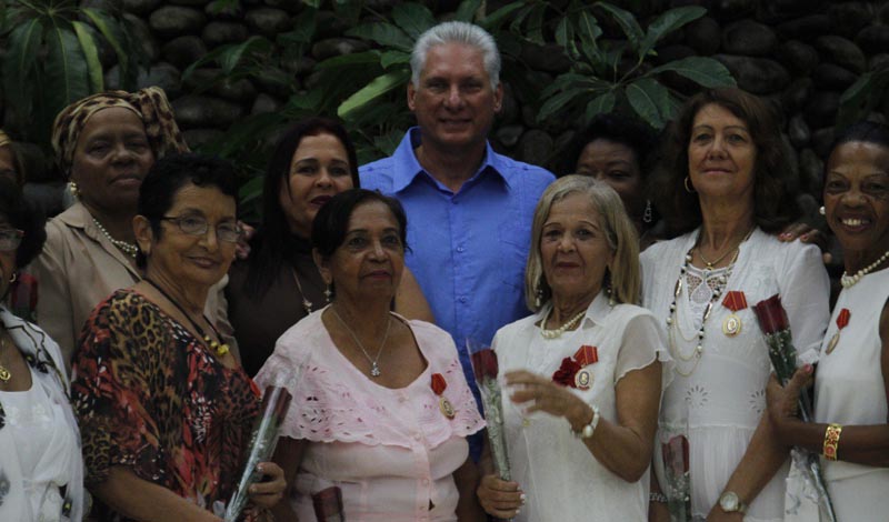 Preside Díaz-Canel condecoraciones a mujeres destacas Preside Díaz-Canel condecoraciones a mujeres destacas