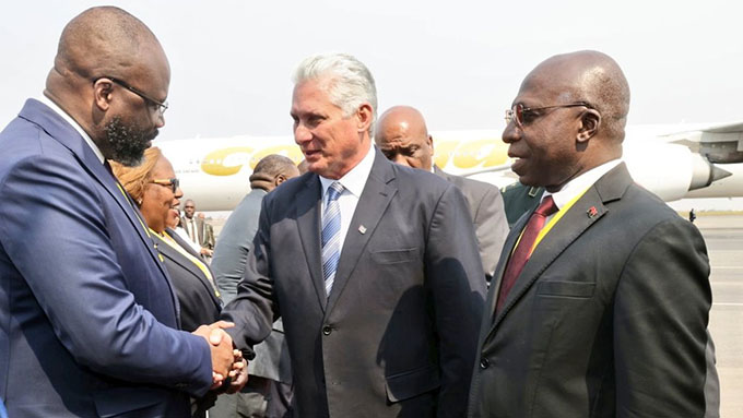 Presidente de Cuba llega a Angola en visita oficial (+ fotos)