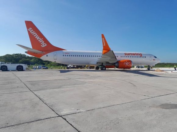 Incidente con avión de Sunwing en Aeropuerto Internacional Frank País sin daños a pasajeros ni tripulantes Incidente con avión de Sunwing en Aeropuerto Internacional Frank País sin daños a pasajeros ni tripulantes