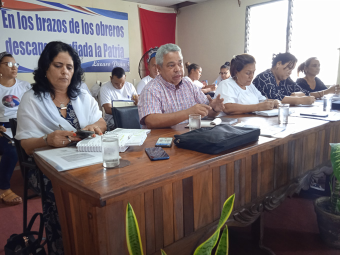 Intercambia secretario general de la CTC con dirigentes de la organización sindical en Granma Intercambia secretario general de la CTC con dirigentes de la organización sindical en Granma