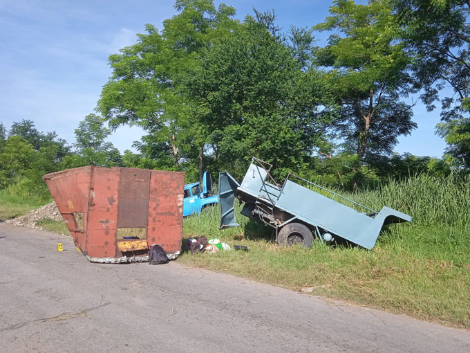 Accidente en Bayamo deja saldo de dos fallecidos y 23 lesionados Accidente en Bayamo deja saldo de dos fallecidos y 23 lesionados