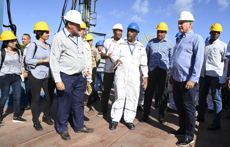 Díaz-Canel recorre nuevo dique flotante al este de la bahía habanera Díaz-Canel recorre nuevo dique flotante al este de la bahía habanera