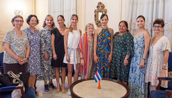 Reconoce la Federación de Mujeres Cubanas al Ballet Nacional de Cuba Reconoce la Federación de Mujeres Cubanas al Ballet Nacional de Cuba
