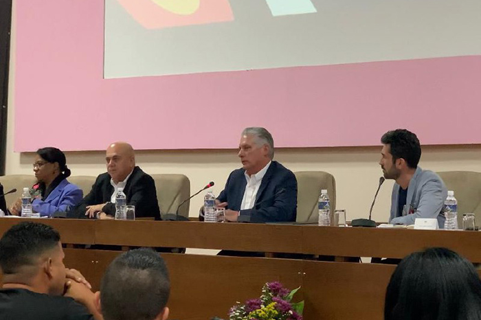 Díaz- Canel en congreso de la AHS: pongámonos a amar a Cuba Díaz- Canel en congreso de la AHS: pongámonos a amar a Cuba