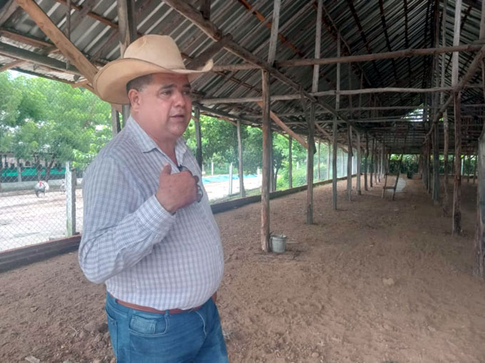 Proyecto de desarrollo local avícola: Los Hermanos se mantienen vivos Proyecto de desarrollo local avícola: Los Hermanos se mantienen vivos