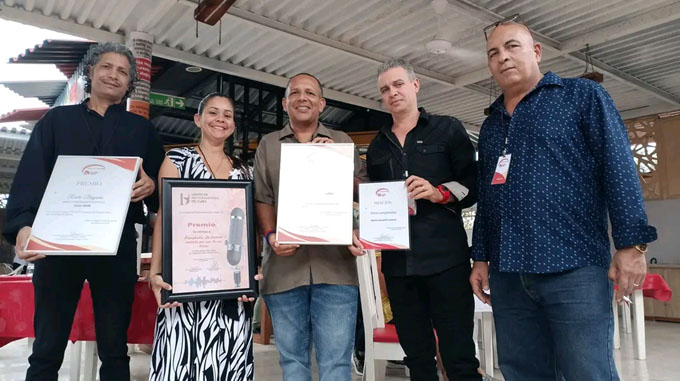 Premian a realizadores granmenses en Festival nacional de la Radio Premian a realizadores granmenses en Festival nacional de la Radio