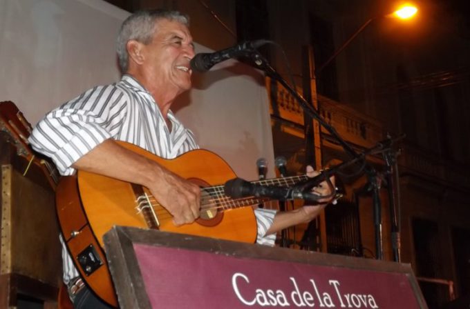 Charlas de café, con el trovador René Guerra Charlas de café, con el trovador René Guerra